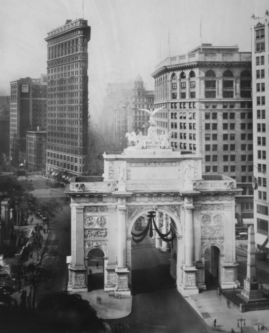 1919 victory arch flatiron building.jpg